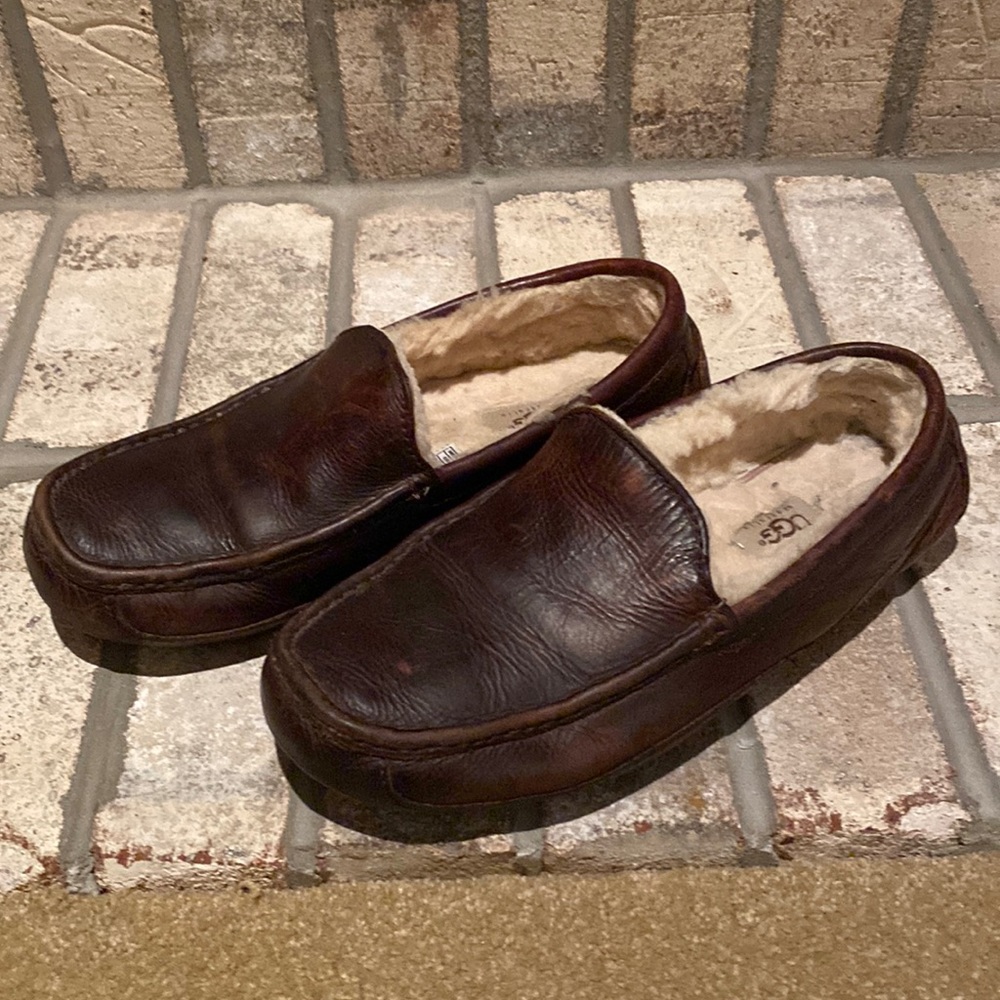 Men’s Size 9 UGG Ascot slipper in dark brown leather